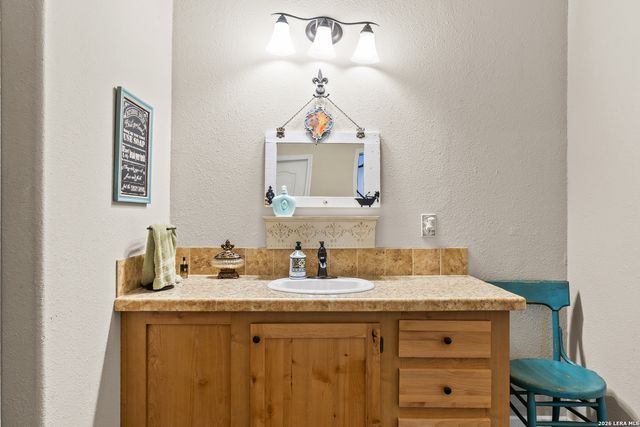 960 County Road 4511, Hondo, TX 78861