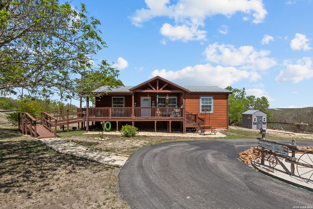 960 County Road 4511, Hondo, TX 78861