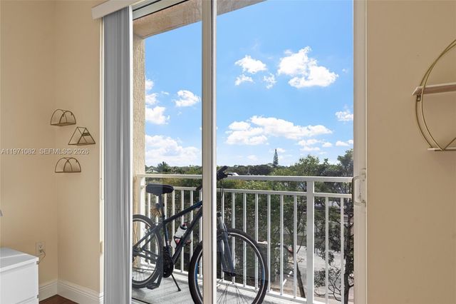 7275 SW 90th Way 404, Miami, FL 33156