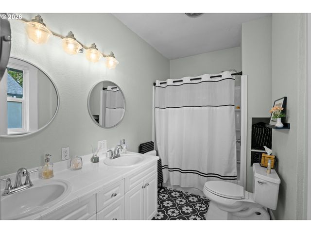 719 W 23RD St, Vancouver, WA 98660