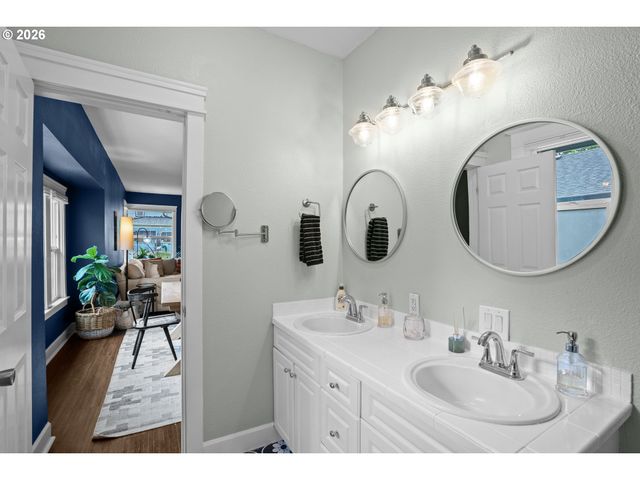 719 W 23RD St, Vancouver, WA 98660