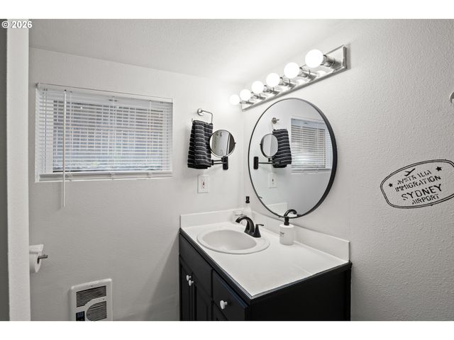 719 W 23RD St, Vancouver, WA 98660