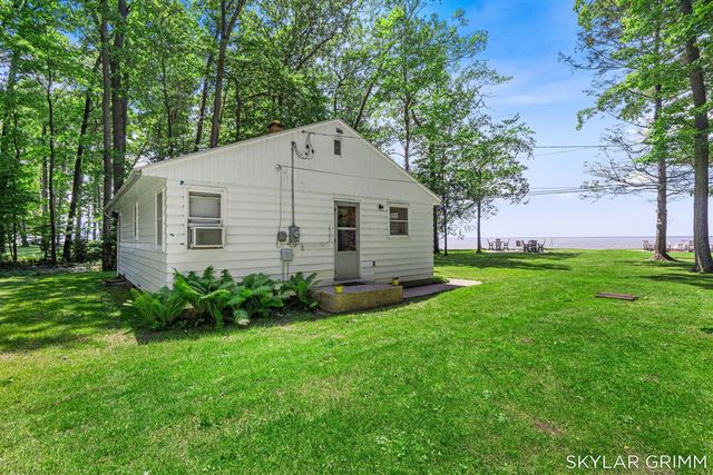 2121 N Scenic Drive, Muskegon, MI 49445