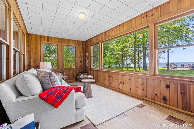 2121 N Scenic Drive, Muskegon, MI 49445