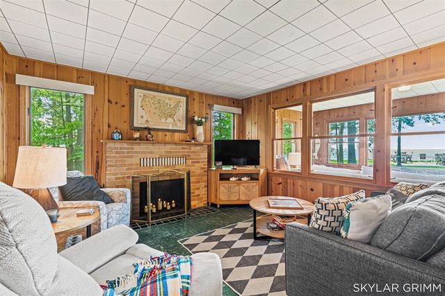 2121 N Scenic Drive, Muskegon, MI 49445