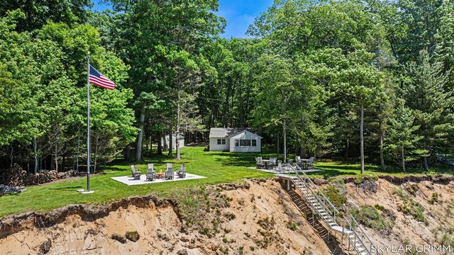 2121 N Scenic Drive, Muskegon, MI 49445