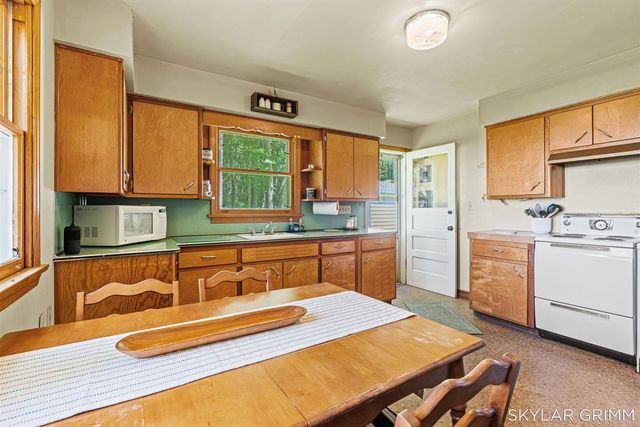 2121 N Scenic Drive, Muskegon, MI 49445