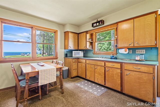 2121 N Scenic Drive, Muskegon, MI 49445