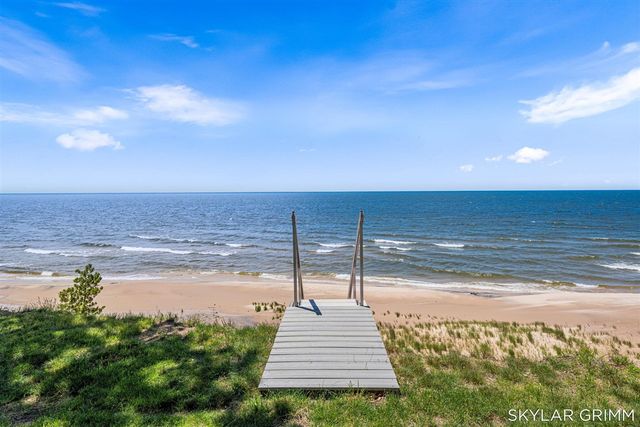 2121 N Scenic Drive, Muskegon, MI 49445
