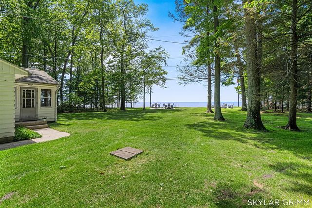 2121 N Scenic Drive, Muskegon, MI 49445