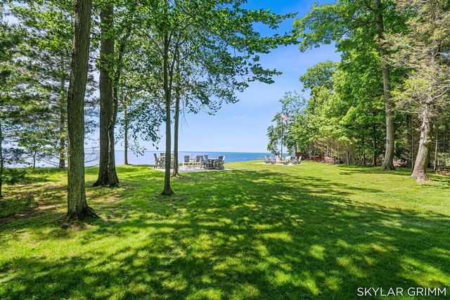 2121 N Scenic Drive, Muskegon, MI 49445