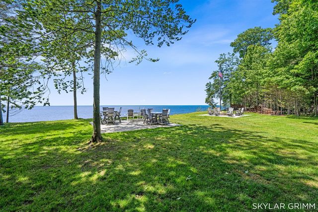 2121 N Scenic Drive, Muskegon, MI 49445