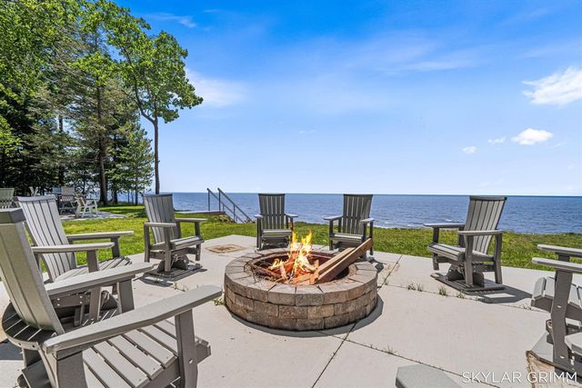 2121 N Scenic Drive, Muskegon, MI 49445