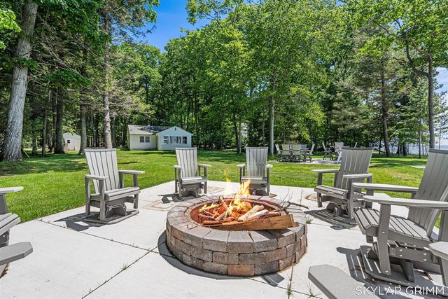 2121 N Scenic Drive, Muskegon, MI 49445