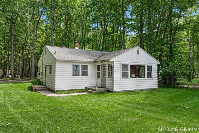2121 N Scenic Drive, Muskegon, MI 49445