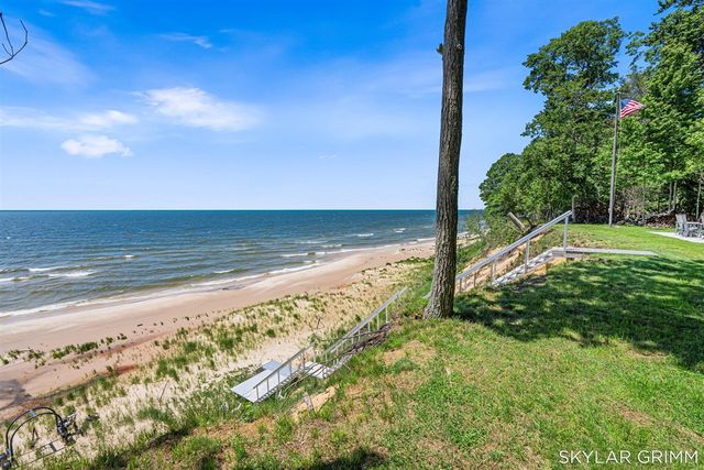 2121 N Scenic Drive, Muskegon, MI 49445