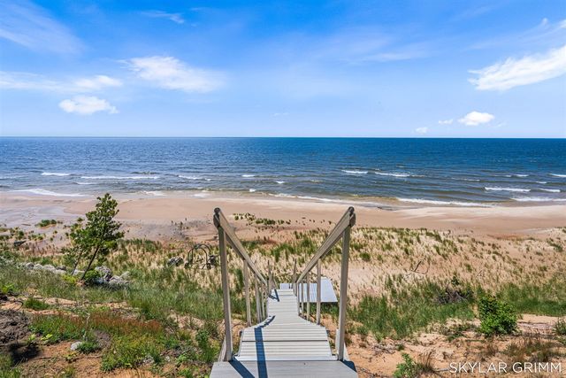 2121 N Scenic Drive, Muskegon, MI 49445