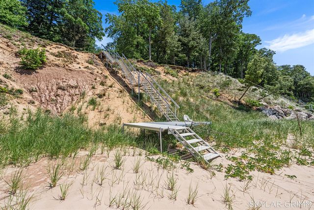 2121 N Scenic Drive, Muskegon, MI 49445