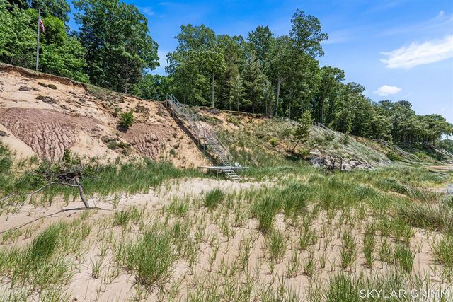 2121 N Scenic Drive, Muskegon, MI 49445