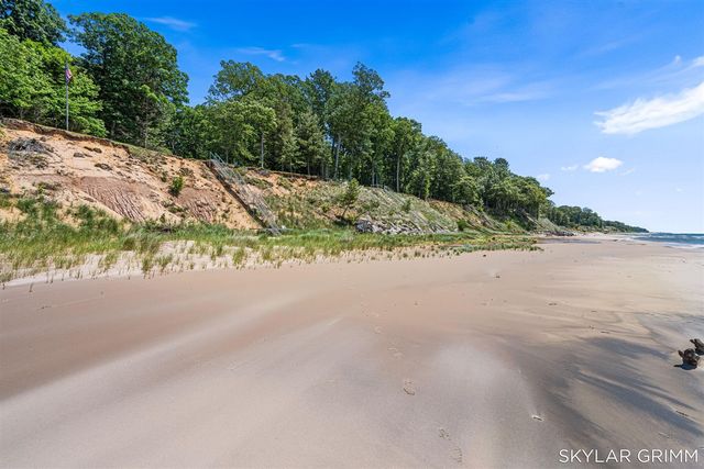 2121 N Scenic Drive, Muskegon, MI 49445