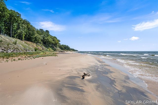 2121 N Scenic Drive, Muskegon, MI 49445