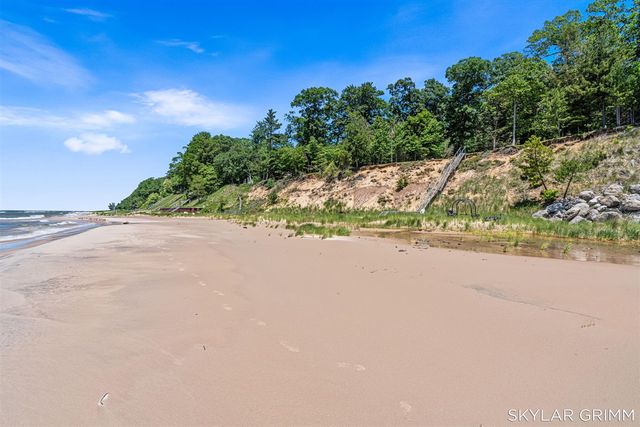 2121 N Scenic Drive, Muskegon, MI 49445