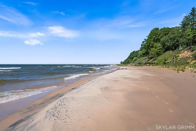 2121 N Scenic Drive, Muskegon, MI 49445