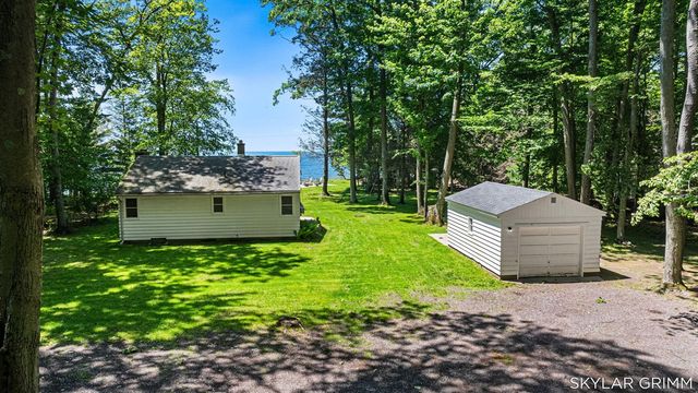 2121 N Scenic Drive, Muskegon, MI 49445