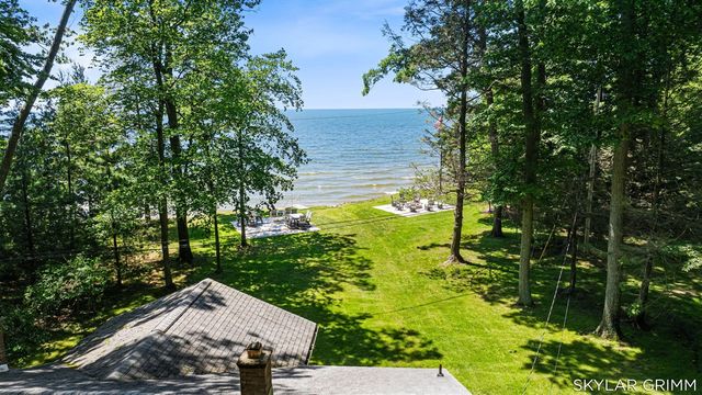 2121 N Scenic Drive, Muskegon, MI 49445