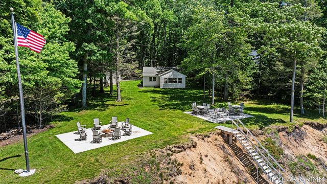 2121 N Scenic Drive, Muskegon, MI 49445