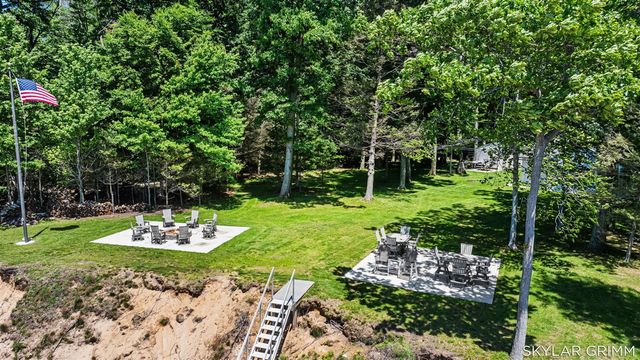 2121 N Scenic Drive, Muskegon, MI 49445