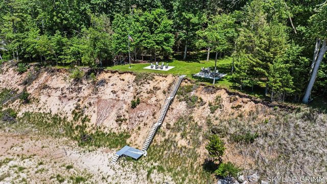 2121 N Scenic Drive, Muskegon, MI 49445