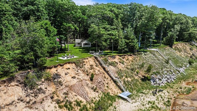 2121 N Scenic Drive, Muskegon, MI 49445