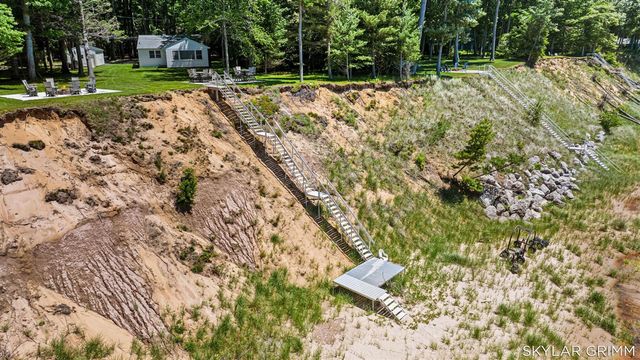 2121 N Scenic Drive, Muskegon, MI 49445