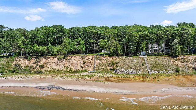 2121 N Scenic Drive, Muskegon, MI 49445