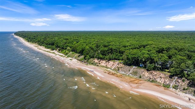 2121 N Scenic Drive, Muskegon, MI 49445