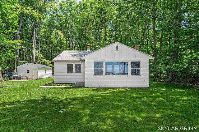 2121 N Scenic Drive, Muskegon, MI 49445
