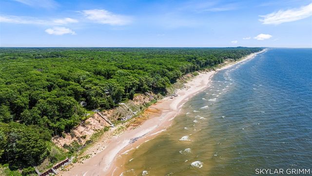 2121 N Scenic Drive, Muskegon, MI 49445