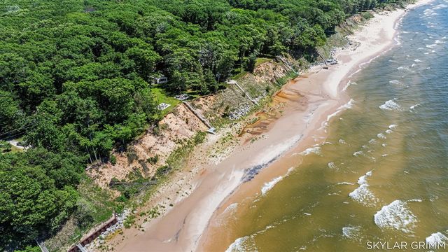 2121 N Scenic Drive, Muskegon, MI 49445