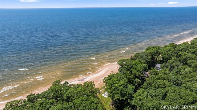 2121 N Scenic Drive, Muskegon, MI 49445
