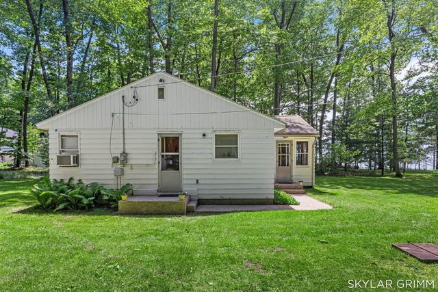 2121 N Scenic Drive, Muskegon, MI 49445