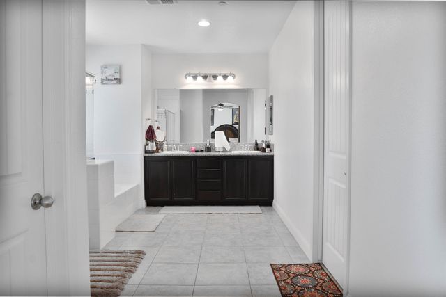 1714 Graybark Avenue, Clovis, CA 93619