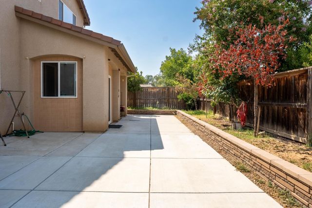 1714 Graybark Avenue, Clovis, CA 93619