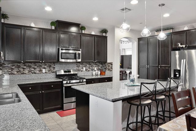 1714 Graybark Avenue, Clovis, CA 93619