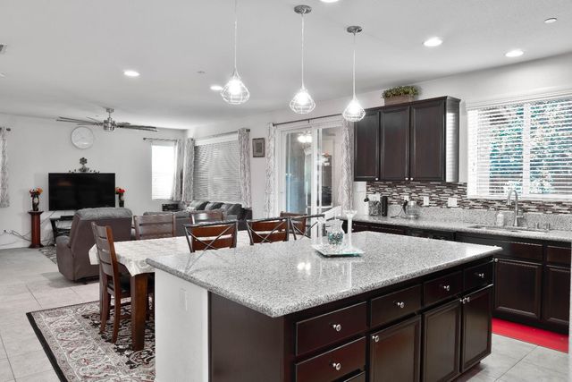 1714 Graybark Avenue, Clovis, CA 93619