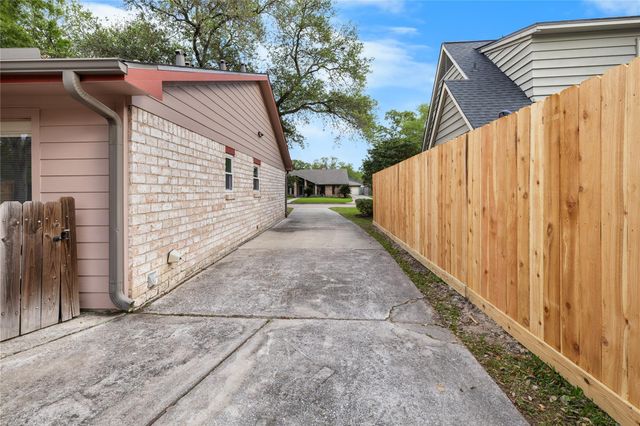 4019 Long Grove Drive, Taylor Lake Village, TX 77586