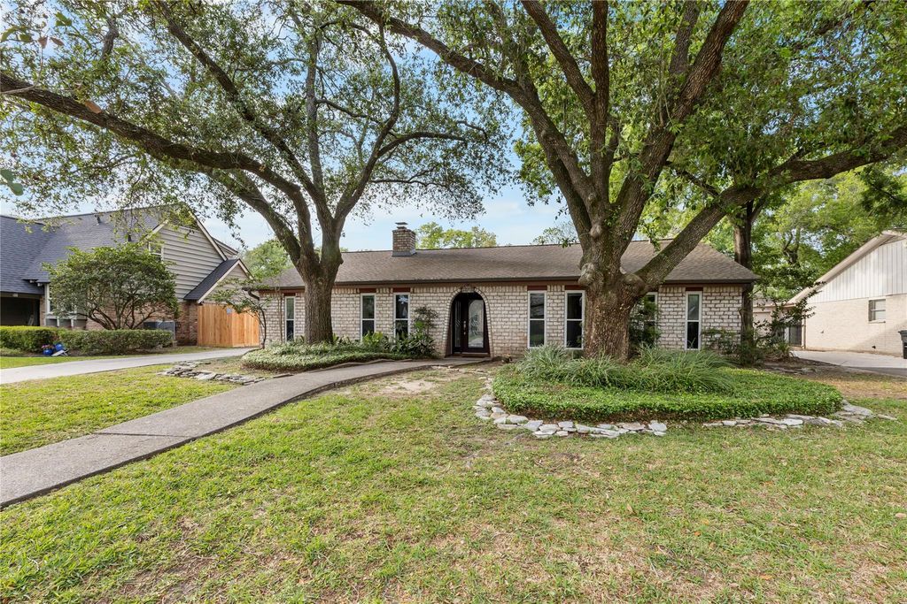 4019 Long Grove Drive, Taylor Lake Village, TX 77586