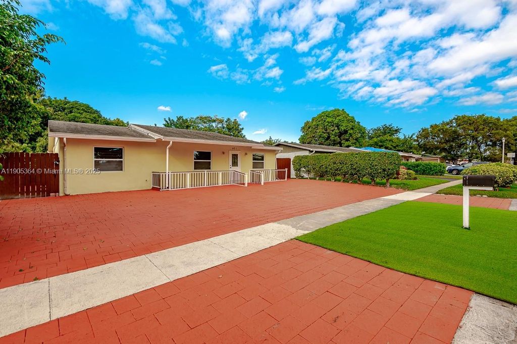 401 SW 76th Ter ., North Lauderdale, FL 33068