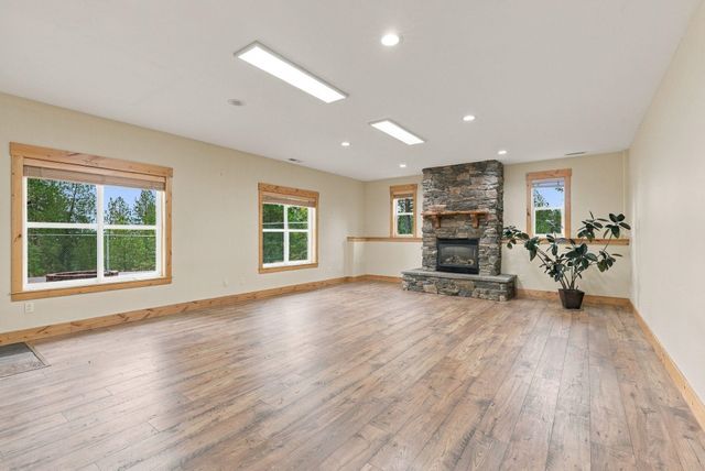 8322 W Cross Cut Rd, Deer Park, WA 99006