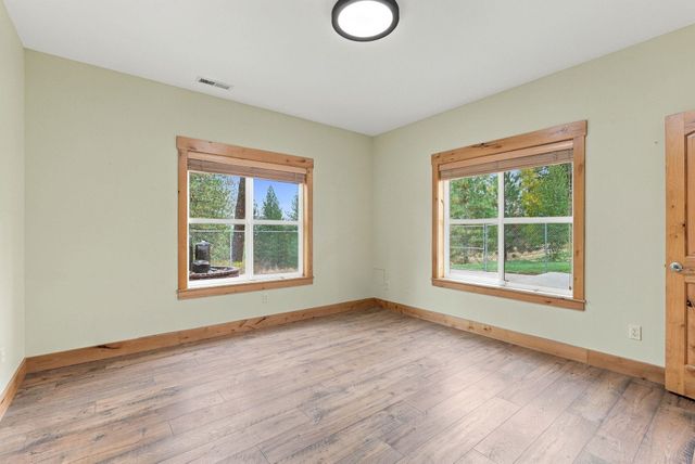 8322 W Cross Cut Rd, Deer Park, WA 99006